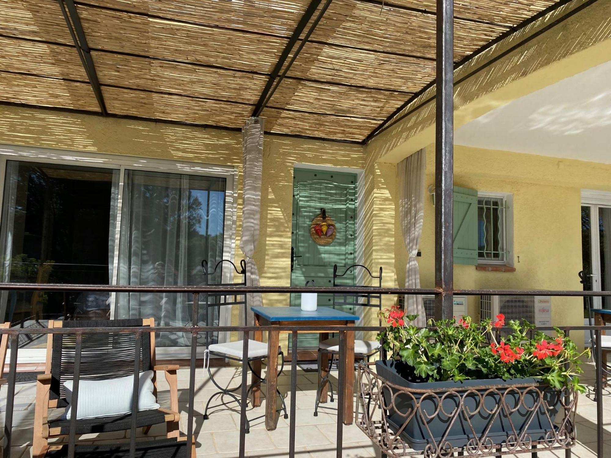 L'Eveil En Provence Bed & Breakfast Entrecasteaux Ruang foto